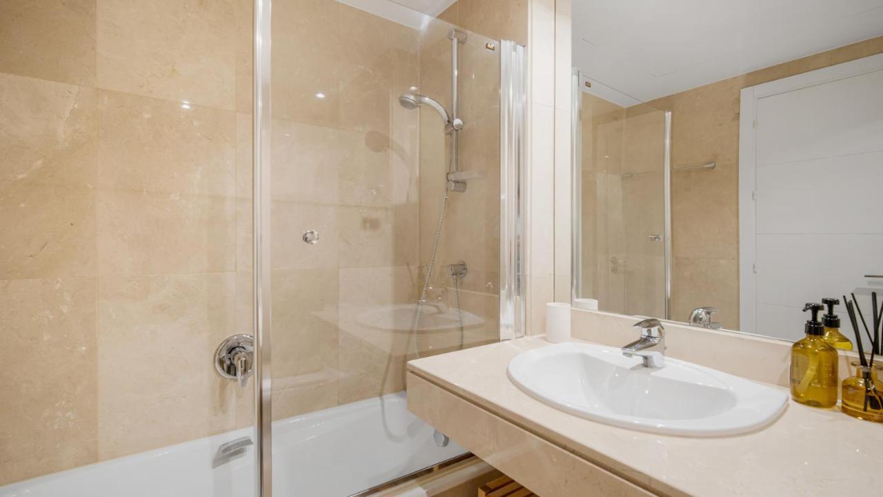 Beach-Line Apartment With 3 Bedrooms In Эстепона Экстерьер фото